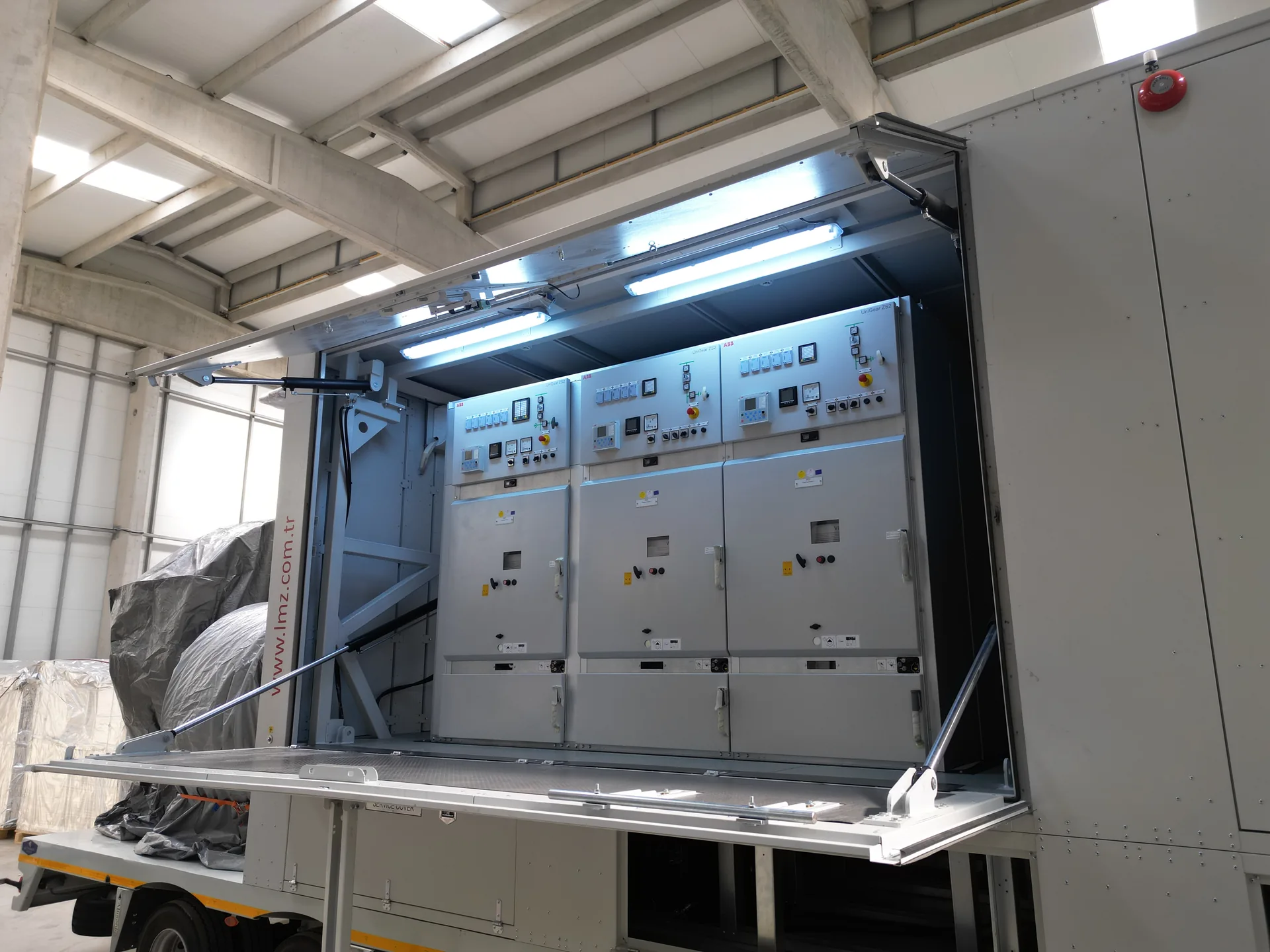 Medium-voltage switchgear in an open compartment of LMZ HV/MV mobile substation