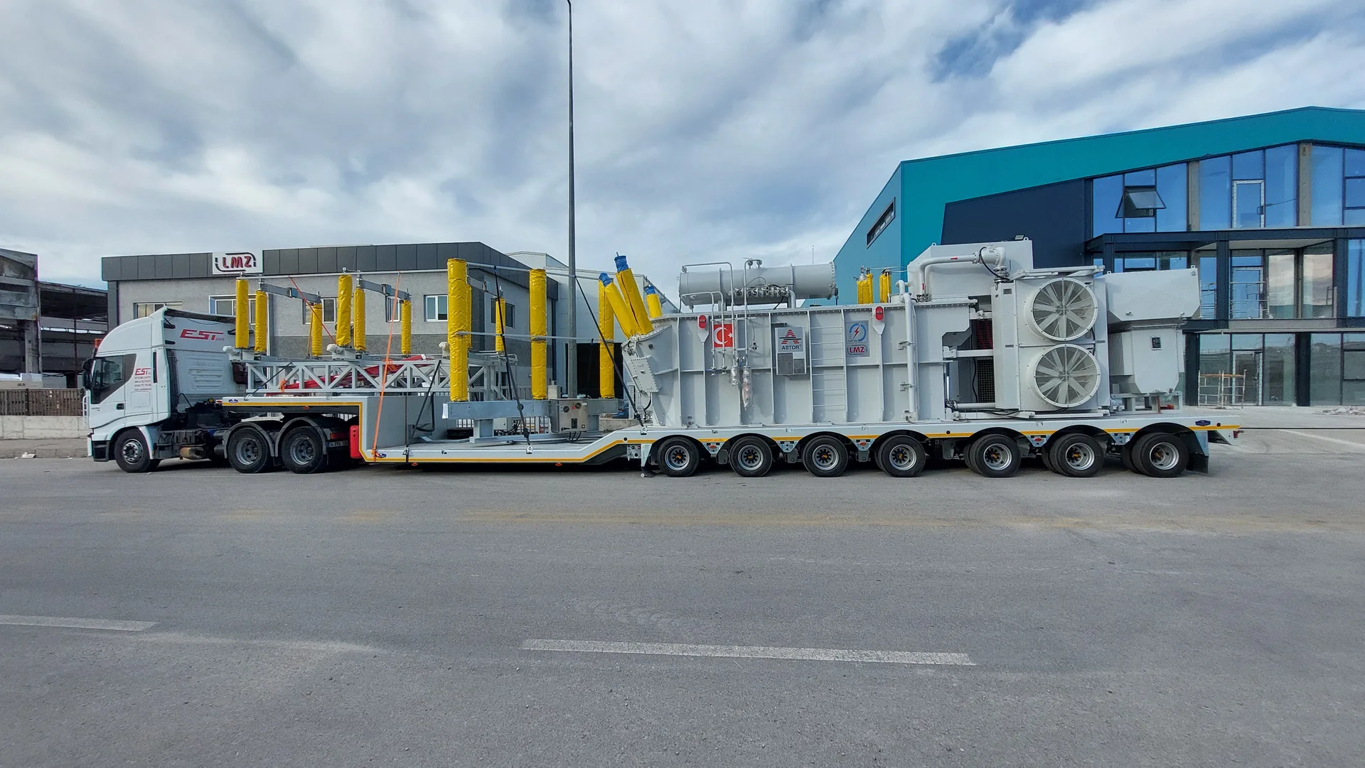 LMZ high-voltage medium-voltage mobile substation equipment transported on heavy-duty trailer